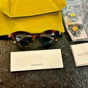 Gucci Wayfair Sunglasses. Never worn. Accessories and smoothing cloth included.